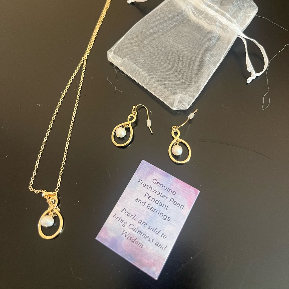 NWT Freshwater Pearl Necklace & Earring Set